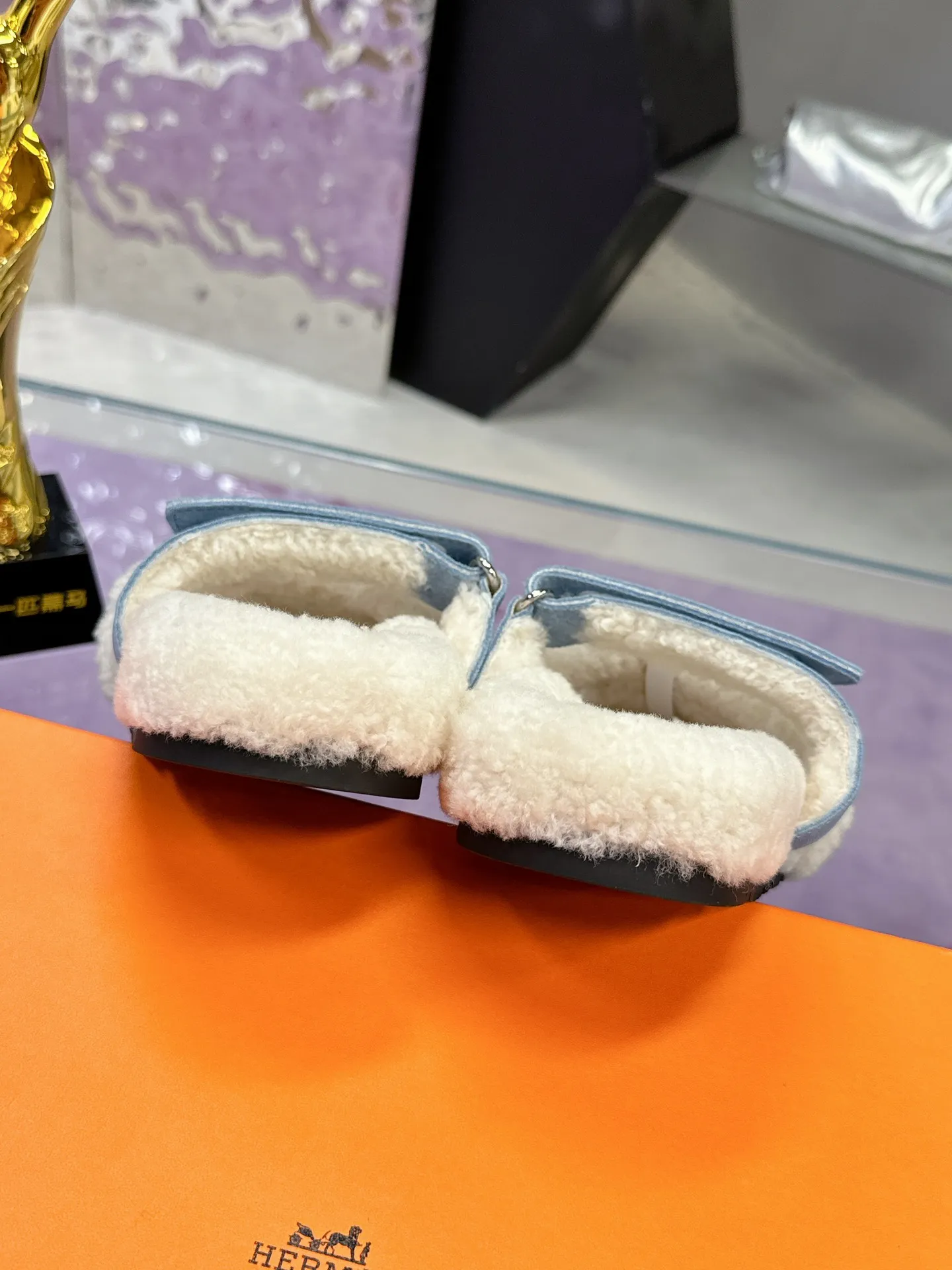 Factory price: 500💰 HERMES💗Ai Ma’s classic hot style second uncle🐑wool mop🆕 is coming. A must-have item for autumn and winter ✅ Versatile and fashionable at home and out on the street 🍀The colors are extremely colorful! Walking Tuscany! T men's shoes 💰R non-slip outsole super light ️ super comfortable on the feet without any binding feeling I can't stop drinking coffee ☕ my second uncle's slippers I can't take off Size number: 35-40 (41 made to order, non-refundable)